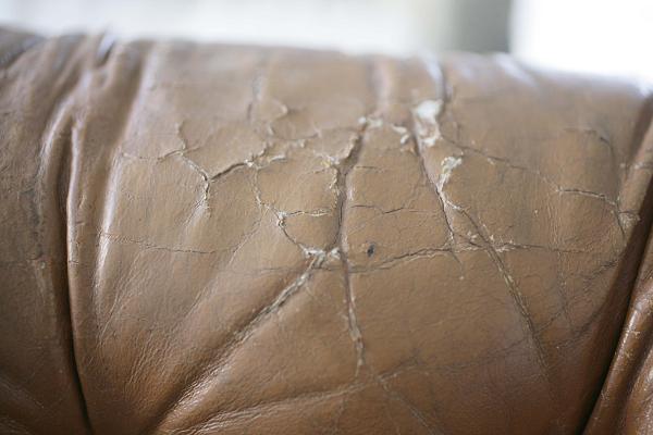 Canapé en cuir déchiré : 3 astuces efficaces pour le réparer
