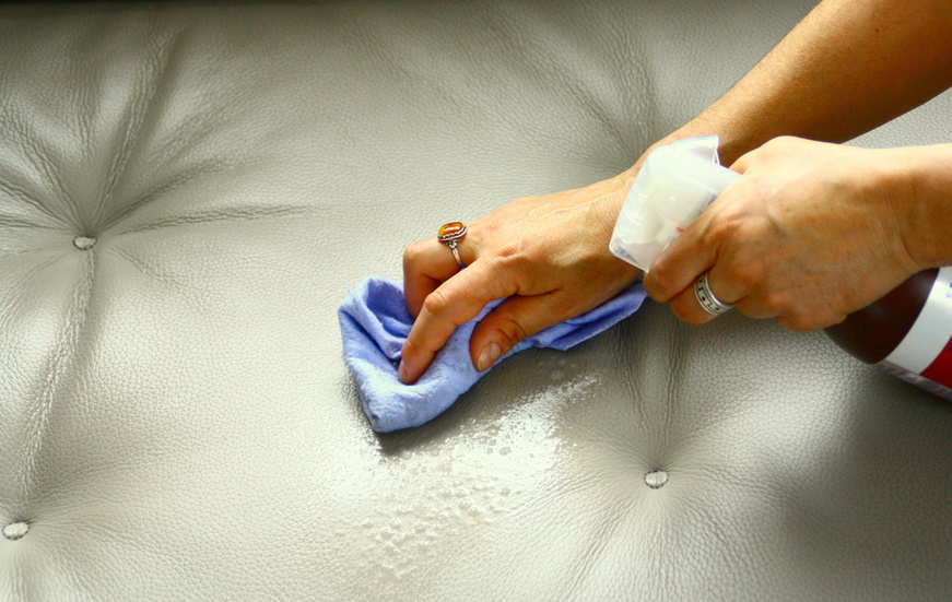 Comment nettoyer un canapé en alcantara- Tout pratique