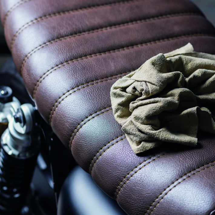 Nettoyage selle de moto en cuir