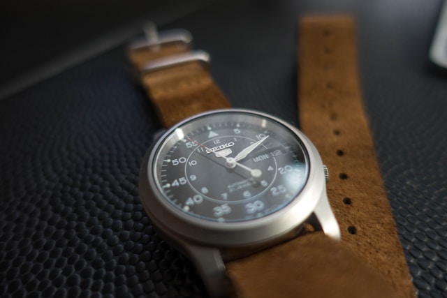 image d'une montre avec un bracelet en cuir